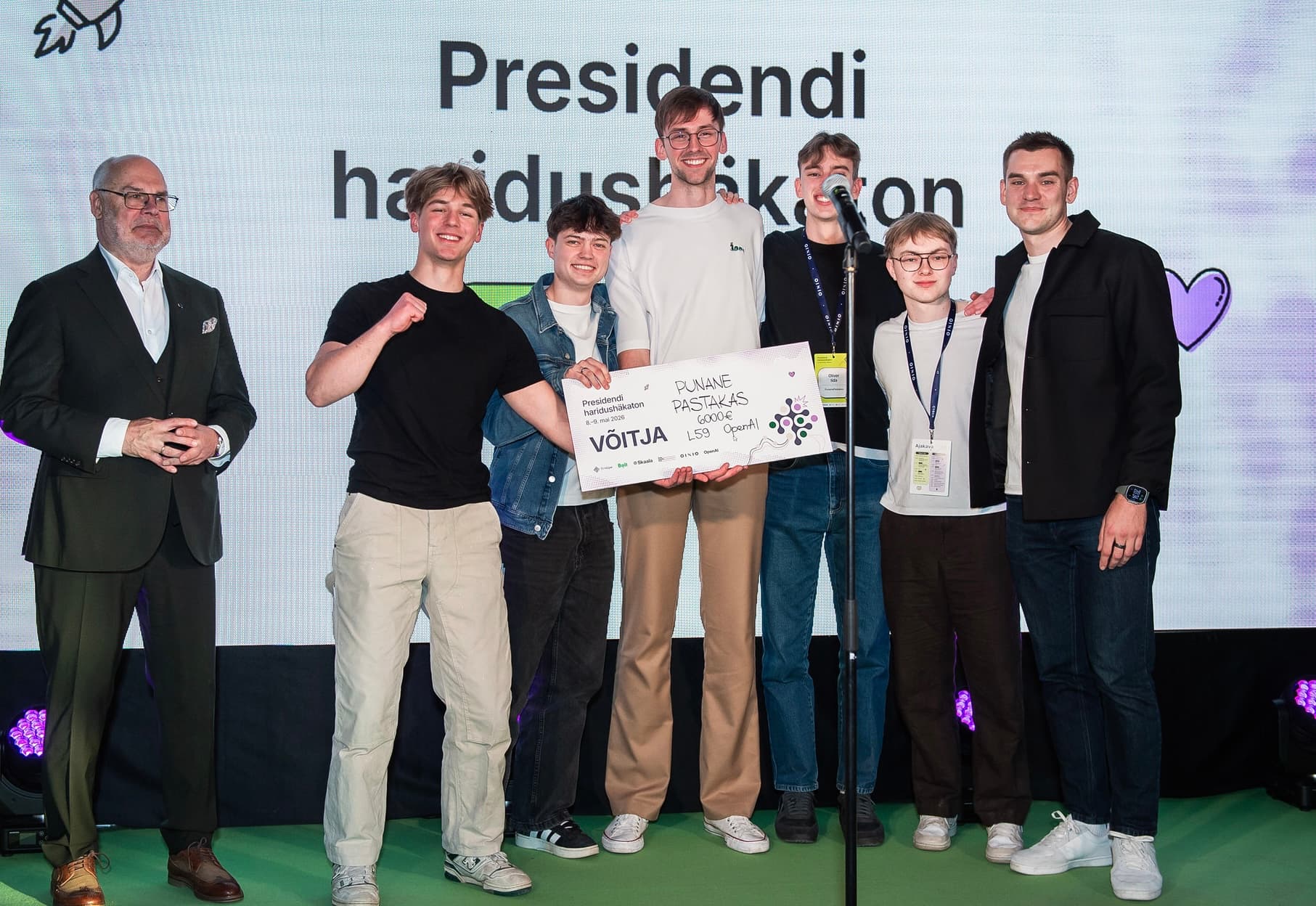 PunanePastakas tiim Presidendi haridushäkatoni võidupildil koos president Alar Karise ja Markus Villiguga.